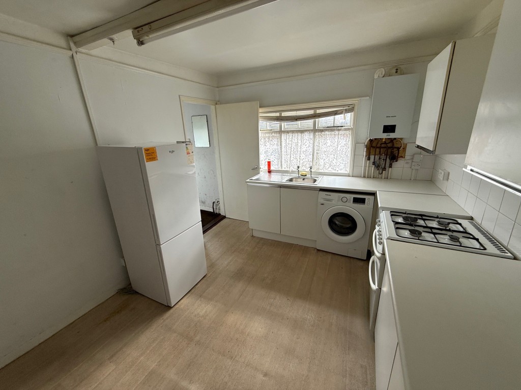 Lot: 37 - COMMERCIAL PROPERTY WITH SELF-CONTAINED SPLIT LEVEL FLAT ABOVE - Alternative view of the kitchen and entrance lobby